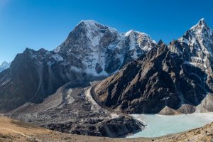 landscape-shot-beautiful-cholatse-mountains-body-water-khumbu-nepal